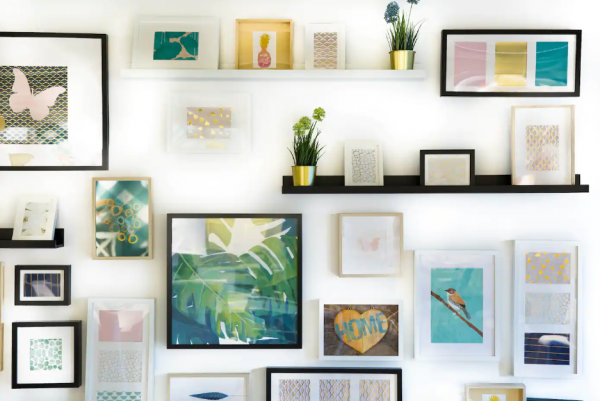 Rak dinding dengan koleksi seni dari berbagai medium